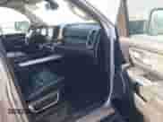 2019 Ram 1500 Laramie z VIN 1C6SRFJTXKN516700, wystawiony jako IAAI lot #43223624 z przebiegiem 75 378 mil mil oraz . Historia ofert i sprzedaży dostępna na DreamBid. Obrazek 5.