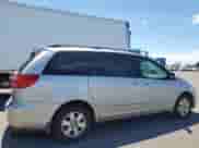 2010 Toyota Sienna CE z VIN 5TDKK4CC3AS302574, wystawiony jako Copart lot #65031275 z przebiegiem 133 319 mil mil oraz Szkoda całkowita • Salvage title. Historia ofert i sprzedaży dostępna na DreamBid. Obrazek 3.