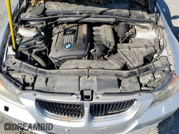 2007 BMW 3 Series 328xi z VIN WBAVC73557KP33136, wystawiony jako Copart lot #85649935 z przebiegiem 178 613 mil mil oraz Czysty tytuł • Clean title. Historia ofert i sprzedaży dostępna na DreamBid. Obrazek 11.