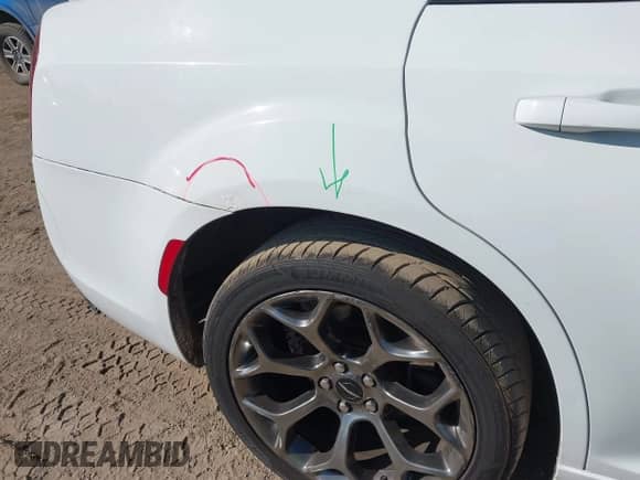 2015 Chrysler 300 S с VIN 2C3CCABG4FH872498, выставлен на аукционе IAAI как лот 43212179 с пробегом 164 512 миль миль и . История ставок и продаж доступна на DreamBid. Изображение 18.