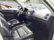 2013 Volkswagen Tiguan S с VIN WVGBV3AX2DW605370, выставлен на аукционе IAAI как лот 43424001 с пробегом 127 928 миль миль и . История ставок и продаж доступна на DreamBid. Изображение 5.