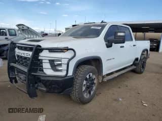 2020 Chevrolet Silverado 2500HD Custom с VIN 1GC4YME71LF214990, выставлен на аукционе Copart как лот 72559524 с пробегом 108 123 миль миль и Списание • Salvage title. История ставок и продаж доступна на DreamBid. Изображение 1.
