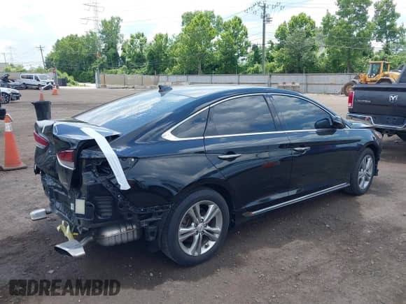 2018 Hyundai Sonata Limited с VIN 5NPE34AF8JH723753, выставлен на аукционе IAAI как лот 42689184 с пробегом 29 572 миль миль и . История ставок и продаж доступна на DreamBid. Изображение 4.