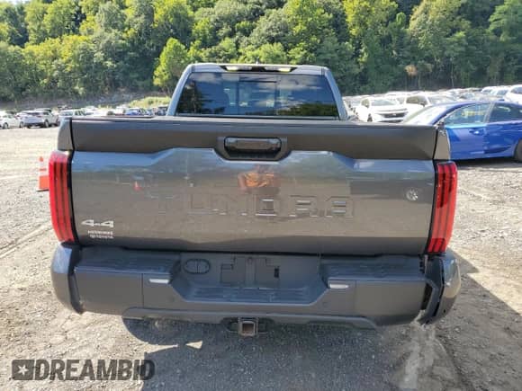 2024 Toyota Tundra SR5 z VIN 5TFLA5DA6RX171799, wystawiony jako Copart lot #70437965 z przebiegiem 16 652 mil mil oraz Szkoda całkowita • Salvage title. Historia ofert i sprzedaży dostępna na DreamBid. Obrazek 6.