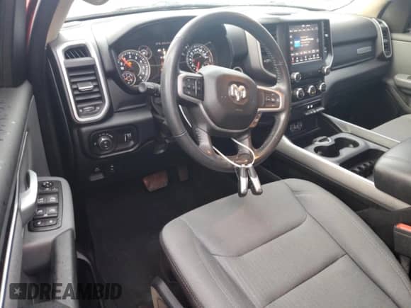 2020 Ram 1500 Big Horn z VIN 1C6SRFBT7LN197174, wystawiony jako Copart lot #84961255 z przebiegiem 44 932 mil mil oraz Szkoda całkowita • Salvage title. Historia ofert i sprzedaży dostępna na DreamBid. Obrazek 8.