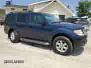 2011 Nissan Pathfinder SV z VIN 5N1AR1NB0BC622668, wystawiony jako Copart lot #58731965 z przebiegiem 136 666 mil mil oraz Szkoda całkowita • Salvage title. Historia ofert i sprzedaży dostępna na DreamBid. Obrazek 4.