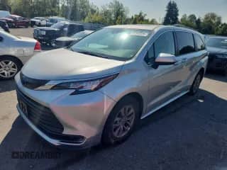 2022 Toyota Sienna LE z VIN 5TDBSKFC0NS050319, wystawiony jako Copart lot #81242335 z przebiegiem 315 618 mil mil oraz Czysty tytuł • Clean title. Historia ofert i sprzedaży dostępna na DreamBid. Obrazek 1.
