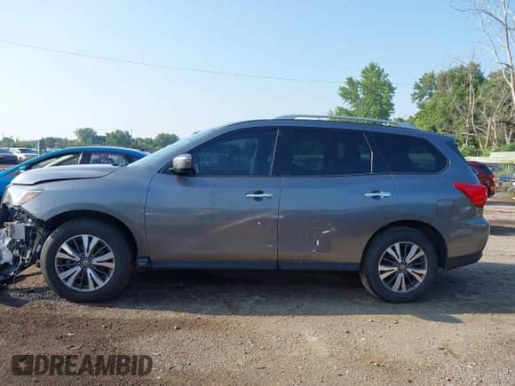 2017 Nissan Pathfinder Platinum z VIN 5N1DR2MM7HC684020, wystawiony jako IAAI lot #42968588 z przebiegiem 120 530 mil mil oraz . Historia ofert i sprzedaży dostępna na DreamBid. Obrazek 14.