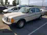 1984 Mercedes-Benz 300 D с VIN WDBAB33A1EA106820, выставлен на аукционе Copart как лот 84257695 с пробегом 414 000 миль миль и Чистый • Clean title. История ставок и продаж доступна на DreamBid. Изображение 1.