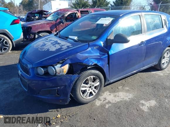 2012 Chevrolet Sonic LT z VIN 1G1JC6SB5C4202710, wystawiony jako IAAI lot #41330294 z przebiegiem 174 932 mil mil oraz . Historia ofert i sprzedaży dostępna na DreamBid. Obrazek 6.