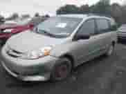 2010 Toyota Sienna CE z VIN 5TDKK4CCXAS303057, wystawiony jako IAAI lot #43411711 z przebiegiem 153 537 mil mil oraz . Historia ofert i sprzedaży dostępna na DreamBid. Obrazek 2.