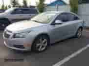 2013 Chevrolet Cruze 2LT z VIN 1G1PE5SB7D7241846, wystawiony jako IAAI lot #43061145 z przebiegiem 159 638 mil mil oraz . Historia ofert i sprzedaży dostępna na DreamBid. Obrazek 2.