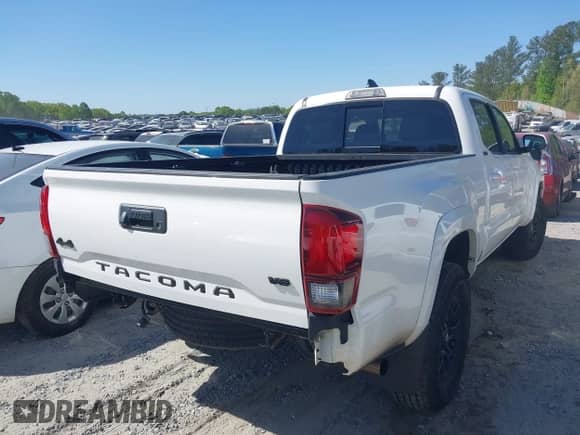 2021 Toyota Tacoma SR5 z VIN 3TYDZ5BN7MT003983, wystawiony jako IAAI lot #42052633 z przebiegiem 60 390 mil mil oraz . Historia ofert i sprzedaży dostępna na DreamBid. Obrazek 4.