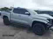 2024 Toyota Tacoma SR5 z VIN 3TMKB5FN0RM013747, wystawiony jako IAAI lot #41411768 z przebiegiem 7 906 mil mil oraz . Historia ofert i sprzedaży dostępna na DreamBid. Obrazek 1.