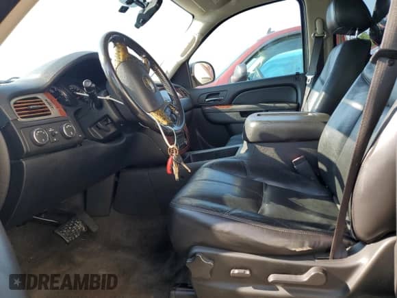 2010 Chevrolet Tahoe LT z VIN 1GNUKBE09AR270591, wystawiony jako Copart lot #68074775 z przebiegiem 148 986 mil mil oraz Szkoda całkowita • Salvage title. Historia ofert i sprzedaży dostępna na DreamBid. Obrazek 7.