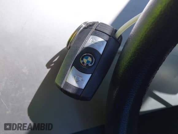 2010 BMW 3 Series 328i с VIN WBAPH7G57ANM48061, выставлен на аукционе IAAI как лот 43150840 с пробегом 102 401 миль миль и . История ставок и продаж доступна на DreamBid. Изображение 11.