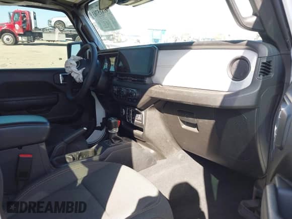 2024 Jeep Wrangler Sport S с VIN 1C4PJXDN7RW108703, выставлен на аукционе IAAI как лот 41815703 с пробегом 25 382 миль миль и . История ставок и продаж доступна на DreamBid. Изображение 5.