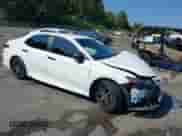 2021 Toyota Camry SE z VIN 4T1G11AK6MU523261, wystawiony jako IAAI lot #43113996 z przebiegiem 101 843 mil mil oraz . Historia ofert i sprzedaży dostępna na DreamBid. Obrazek 1.