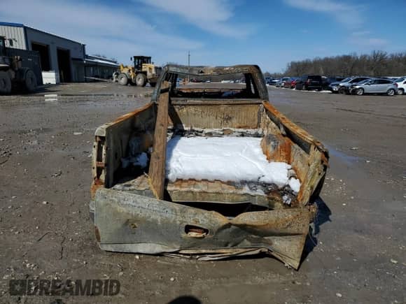 2002 Chevrolet Silverado 2500HD LS z VIN 1GCHK23G62F146890, wystawiony jako Copart lot #48225525 z przebiegiem Nie podano mil oraz Nie do naprawy • Non repairable. Historia ofert i sprzedaży dostępna na DreamBid. Obrazek 6.