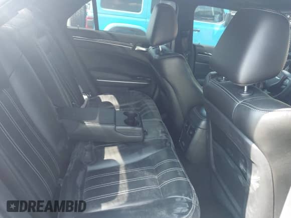 2023 Chrysler 300 S z VIN 2C3CCABG9PH566043, wystawiony jako IAAI lot #42641799 z przebiegiem 59 665 mil mil oraz . Historia ofert i sprzedaży dostępna na DreamBid. Obrazek 8.