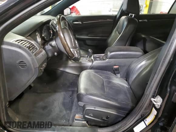 2014 Chrysler 300 C z VIN 2C3CCAKT4EH190409, wystawiony jako Copart lot #50275085 z przebiegiem 158 184 mil mil oraz Szkoda całkowita • Salvage title. Historia ofert i sprzedaży dostępna na DreamBid. Obrazek 7.