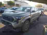 2024 Toyota Tacoma SR5 z VIN 3TMLB5JN9RM057547, wystawiony jako IAAI lot #42865640 z przebiegiem 28 049 mil mil oraz . Historia ofert i sprzedaży dostępna na DreamBid. Obrazek 2.
