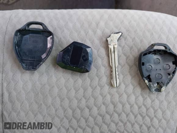 2011 Toyota Camry LE z VIN 4T1BF3EK7BU168812, wystawiony jako IAAI lot #43341981 z przebiegiem 268 323 mil mil oraz . Historia ofert i sprzedaży dostępna na DreamBid. Obrazek 11.