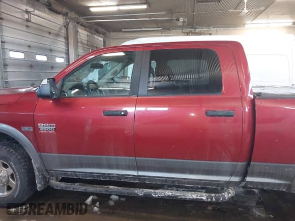 2010 Dodge 2500 SLT z VIN 3D7TT2CT5AG126072, wystawiony jako IAAI lot #41620574 z przebiegiem 108 709 mil mil oraz . Historia ofert i sprzedaży dostępna na DreamBid. Obrazek 14.