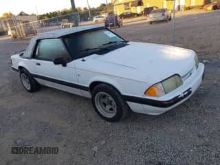 1993 Ford Mustang z VIN 1FACP44M6PF193412, wystawiony jako IAAI lot #43524936 z przebiegiem 98 522 mil mil oraz . Historia ofert i sprzedaży dostępna na DreamBid. Obrazek 1.