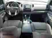 2014 Toyota Tacoma PreRunner z VIN 3TMKU4HN0EM039955, wystawiony jako Copart lot #63556905 z przebiegiem 163 066 mil mil oraz Szkoda całkowita • Salvage title. Historia ofert i sprzedaży dostępna na DreamBid. Obrazek 8.