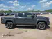 2024 Toyota Tacoma SR5 z VIN 3TMLB5JN2RM054571, wystawiony jako IAAI lot #42572496 z przebiegiem 7 157 mil mil oraz . Historia ofert i sprzedaży dostępna na DreamBid. Obrazek 13.