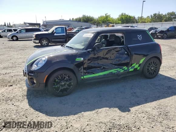 2018 MINI Hardtop Cooper with VIN WMWXP5C54J2G64015, listed as a Copart auction lot 61866865 with 32,927 mi miles and Salvage title. Bid and sale history available at DreamBid. Image 1.