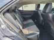 2019 Toyota Corolla LE z VIN 5YFBURHE4KP857447, wystawiony jako Copart lot #70769985 z przebiegiem 104 352 mil mil oraz Szkoda całkowita • Salvage title. Historia ofert i sprzedaży dostępna na DreamBid. Obrazek 10.