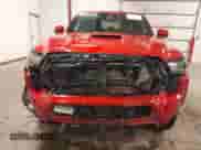 2024 Toyota Tacoma SR5 z VIN 3TYLB5JNXRT023878, wystawiony jako IAAI lot #43246001 z przebiegiem 9 321 mil mil oraz . Historia ofert i sprzedaży dostępna na DreamBid. Obrazek 6.