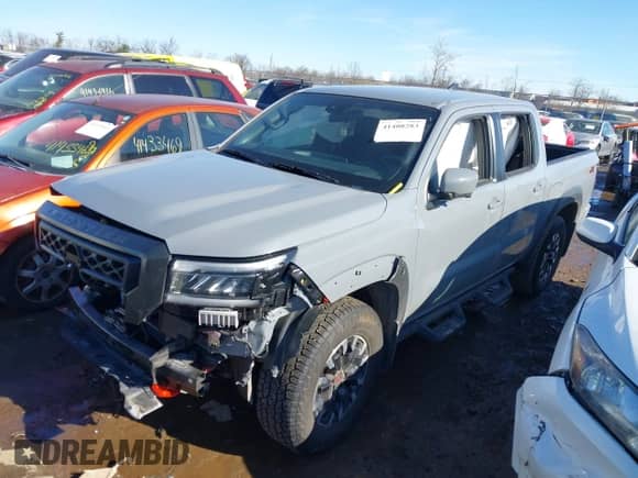 2023 Nissan Frontier SV z VIN 1N6ED1EKXPN667145, wystawiony jako IAAI lot #41408283 z przebiegiem 24 639 mil mil oraz . Historia ofert i sprzedaży dostępna na DreamBid. Obrazek 2.