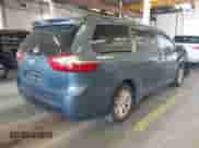 2016 Toyota Sienna XLE z VIN 5TDYK3DC9GS705230, wystawiony jako IAAI lot #42670448 z przebiegiem 62 614 mil mil oraz . Historia ofert i sprzedaży dostępna na DreamBid. Obrazek 4.