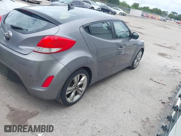 2013 Hyundai Veloster w/Black Int z VIN KMHTC6AD3DU118515, wystawiony jako IAAI lot #43223223 z przebiegiem 109 568 mil mil oraz . Historia ofert i sprzedaży dostępna na DreamBid. Obrazek 4.