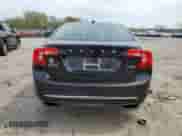 2018 Volvo S60 Inscription Platinum z VIN LYV402TM7JB156553, wystawiony jako Copart lot #53171715 z przebiegiem 67 688 mil mil oraz Szkoda całkowita • Salvage title. Historia ofert i sprzedaży dostępna na DreamBid. Obrazek 6.