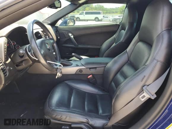 2006 Chevrolet Corvette с VIN 1G1YY26U465122463, выставлен на аукционе Copart как лот 60156064 с пробегом 31 298 миль миль и Списание • Salvage title. История ставок и продаж доступна на DreamBid. Изображение 7.