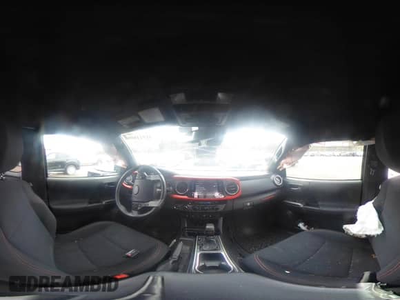2018 Toyota Tacoma SR5 с VIN 5TFSZ5AN4JX156296, выставлен на аукционе IAAI как лот 41911608 с пробегом 105 340 миль миль и . История ставок и продаж доступна на DreamBid. Изображение 21.