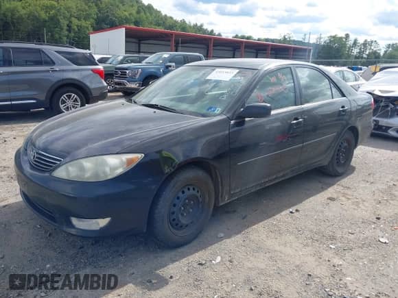 2005 Toyota Camry LE z VIN 4T1BE30K95U623223, wystawiony jako IAAI lot #43053823 z przebiegiem 276 709 mil mil oraz . Historia ofert i sprzedaży dostępna na DreamBid. Obrazek 2.