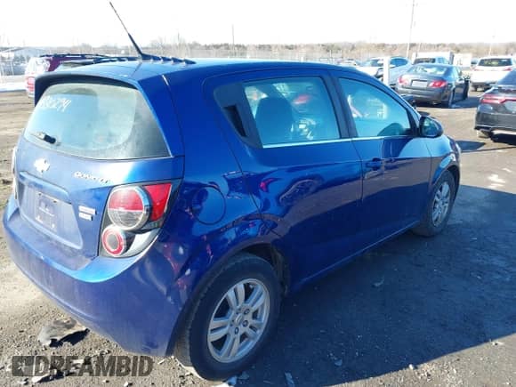 2012 Chevrolet Sonic LT z VIN 1G1JC6SB5C4202710, wystawiony jako IAAI lot #41330294 z przebiegiem 174 932 mil mil oraz . Historia ofert i sprzedaży dostępna na DreamBid. Obrazek 4.