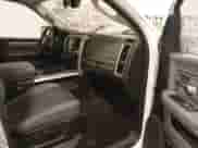 2014 Ram 1500 Big Horn z VIN 1C6RR7LT2ES365908, wystawiony jako IAAI lot #41333305 z przebiegiem 157 623 mil mil oraz . Historia ofert i sprzedaży dostępna na DreamBid. Obrazek 5.