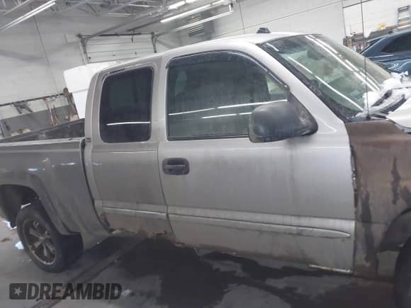 2005 GMC Sierra 1500 SLE z VIN 2GTEK19B051369107, wystawiony jako IAAI lot #41613525 z przebiegiem 188 730 mil mil oraz . Historia ofert i sprzedaży dostępna na DreamBid. Obrazek 13.