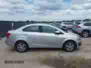 2014 Chevrolet Sonic LT z VIN 1G1JC5SB6E4213700, wystawiony jako IAAI lot #42663002 z przebiegiem 100 076 mil mil oraz . Historia ofert i sprzedaży dostępna na DreamBid. Obrazek 13.