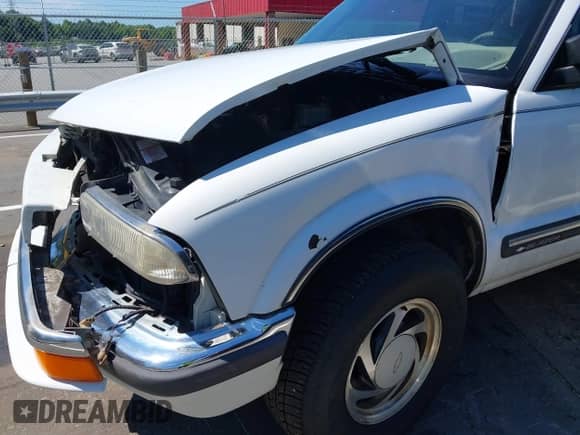 2000 Chevrolet Blazer LS with VIN 1GNDT13W1Y2252961, listed as a IAAI auction lot 42846254 with 298,056 mi miles and . Bid and sale history available at DreamBid. Image 6.