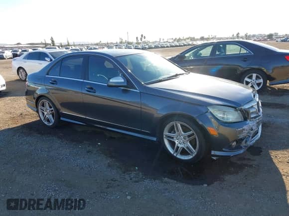 2009 Mercedes-Benz C 300 Sport z VIN WDDGF54X39F202574, wystawiony jako IAAI lot #43353001 z przebiegiem 88 171 mil mil oraz . Historia ofert i sprzedaży dostępna na DreamBid. Obrazek 1.