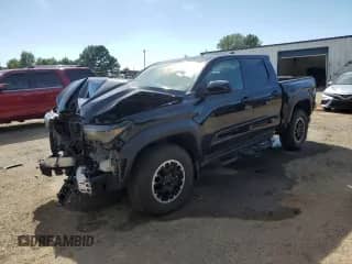 2024 Toyota Tacoma SR5 z VIN 3TMLB5JN2RM041030, wystawiony jako Copart lot #65791715 z przebiegiem 7 311 mil mil oraz Szkoda całkowita • Salvage title. Historia ofert i sprzedaży dostępna na DreamBid. Obrazek 1.
