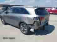 2019 Kia Sorento EX z VIN 5XYPH4A51KG451931, wystawiony jako IAAI lot #43415739 z przebiegiem 52 821 mil mil oraz . Historia ofert i sprzedaży dostępna na DreamBid. Obrazek 3.