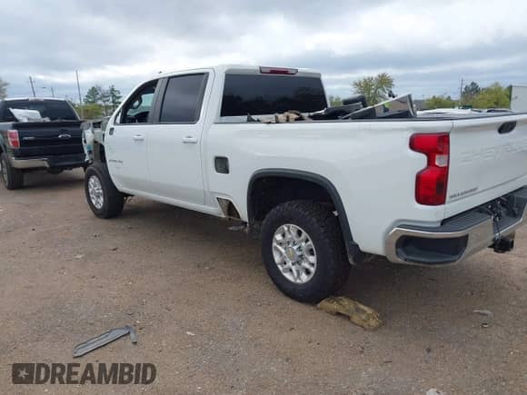 2023 Chevrolet Silverado 2500HD LT z VIN 1GC1YNEY1PF222675, wystawiony jako IAAI lot #40752443 z przebiegiem 34 269 mil mil oraz . Historia ofert i sprzedaży dostępna na DreamBid. Obrazek 3.